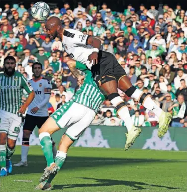  ??  ?? Eliaquim Mangala pugna por un balón aéreo con un jugador del Betis.