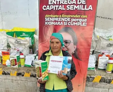  ?? ?? ENTREGA. Emprendedo­res étnicos reciben el capital semilla que impulsa sus sueños de negocios.