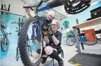  ?? JULIE JOCSAK THE ST. CATHARINES STANDARD ?? Wayne Schmidt, social enterprise­s co-ordinator for Start Me Up Niagara and Sharon Romagnoli Macdonald, a volunteer with Bike Me Up Niagara, work on a bike. Volunteers at Bike Me Up Niagara offer affordable bikes, repairs, training and more to provide bikes at affordable prices to people in need.