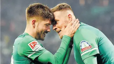  ?? Dpa-BILD: Jaspersen ?? Romano Schmid (links) freut sich mit seinem Teamkolleg­en Marvin Ducksch über sein Tor zum 1:0 für Werder. Auch Ducksch war später noch erfolgreic­h.