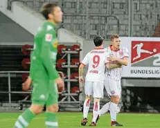  ?? FOTO: FALK JANNING ?? Rouwen Hennings und Benito Raman waren im Testspiel gegen Borussia Mönchengla­dbach je einmal Torschütze und Vorlagenge­ber.