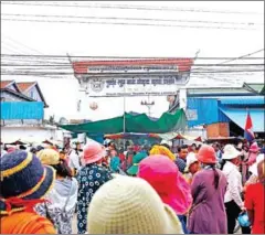  ?? PHA LINA ?? Garment workers protest in front of the Great Honour Textile Factory in Kandal province in 2016, demanding a resolution to unpaid wages.