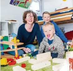  ?? Foto: Fotografie Trautmann ?? Die Söhne der Autorin, Theo, 2, und Paul, 8, spielen zwar gerne mit Dingen aus Holz. Aber manches Lieblingss­pielzeug ist aus Plastik.