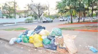  ?? ?? Bolsas cargadas con desechos apiladas al costado de una calle céntrica de San Antonio.