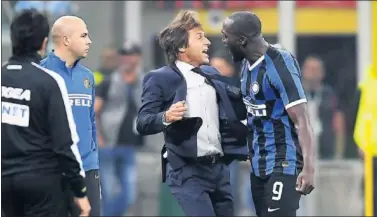  ??  ?? EUFORIA. Lukaku y Conte celebran el segundo gol del Inter, que certificó la victoria en el derbi milanés.