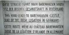  ?? Foto: Sammlung Dieter Spindler ?? In aller Eile hatte die Fürstin für die einrückend­en amerikanis­chen Soldaten dreisprach­ige Hinweissch­ilder aufstellen lassen.