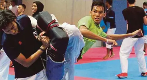  ??  ?? Rozaimi (kanan) antara sandaran skuad taekwondo negara di Sukan Asia.