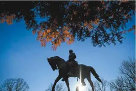  ?? BRENDAN SMIALOWSKI AGENCE FRANCE-PRESSE ?? La statue du général confédéré Robert Edward Lee qui trône dans un parc de Charlottes­ville, dans l’État américain de Virginie, reste un enjeu politique délicat.