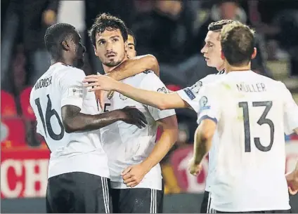  ?? FOTO: GETTY ?? Matts Hummels es felicitado por sus compañeros tras anotar el definitivo 1-2 ante la República Checa