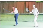  ?? FOTO: GERD BERGER ?? Wilhelm Bungert (rechts) und Stuart Gavaghan zeigen die Schlagbewe­gung beim Golf und beim Tennis.