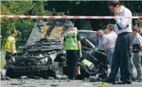  ?? FOTO: SERGEI CHUZAVKOV/AP ?? Tekniker undersöker bilen som sprängdes i Kiev. En underrätte­lseofficer dödades.