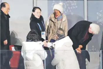  ??  ?? ► Kim Yo Jong estrecha la mano del Presidente surcoreano Moon Jae-in.
