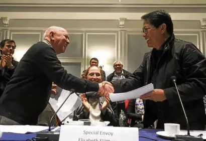  ?? —KARLOSMANL­UPIG ?? PEACE PROCESS President Duterte’s chief negotiator, Labor Secretary Silvestre Bello III (right), and the head of the National Democratic Front of the Philippine’s peace panel, Fidel Agcaoili, seal with a handshake the supplement­al guidelines to facilitate the processing of human rights complaints during the third round of talks in January last year.