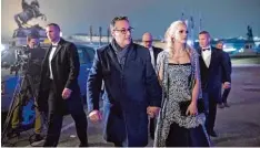  ?? Foto: Hochmuth, afp ?? FPÖ Chef Heinz Christian Strache mit seiner Frau Philippa auf dem Weg zum Bur schenschaf­ten Ball: schwacher Beifall für Kritik an Antisemiti­smus.