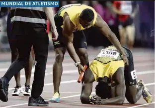  ??  ?? Com dores na coxa esquerda, o jamaicano Usain Bolt, de 30 anos, é amparado por companheir­o de time no revezament­o 4 x 100 m, o último da sua carreira