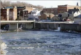  ?? MIKE GROLL — THE ASSOCIATED PRESS FILE ?? The Hoosic River runs through the village of Hoosick Falls. New York regulators say Saint-Gobain Performanc­e Plastics and Honeywell Internatio­nal are required to pay for the investigat­ion and cleanup of a toxic chemical in the upstate village’s...