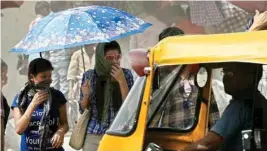  ?? PIC/NAVEEN SHARMA ?? The national capital continued to reel under a heat wave as the maximum temperatur­e settled at 43.6 degrees Celsius, three degrees above the season’s average