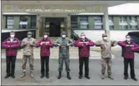  ?? XINHUA ?? Chinese experts pose with medical workers at the Hospital Militar Central in Lima, Peru, on Tuesday. Invited by Peru’s Ministry of Defense, the team visited hospitals and shared its experience­s in fighting COVID-19.