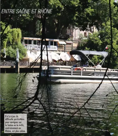  ??  ?? Il n’y a pas de difficulté particuliè­re pour naviguer sur la Saône où le trafic, contrairem­ent au Rhône, est plus calme.