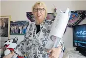  ?? JIM RASSOL/STAFF PHOTOGRAPH­ER ?? Deerfield Beach resident RuthWolf holds a canister of pennies she’s collected. Wolf collects the coins as part of a fund-raising effort for her New Jersey synagogue.