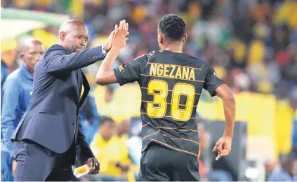  ?? Picture: Gallo Images ?? HIGH FIVE. Kaizer Chiefs coach Steve Komphela congratula­tes Siyabonga Ngezana after the teenager scored on debut against Mamelodi Sundowns on Tuesday.