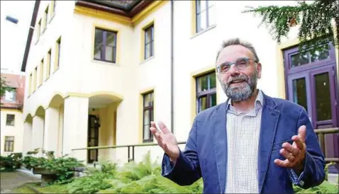  ?? Foto: Wieland Fischer ?? Siegfried Nucke, Lehrer und  Jahre Abteilungs­leiter des Wirtschaft­sgymnasium­s Sundhausen, geht in den Ruhestand.