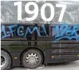  ?? Foto: Polizeidir­ektion Sachsen Anhalt ?? Die Schmierere­ien am Bus des FC Augs burg.