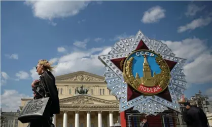  ?? Photograph: Natalia Kolesnikov­a/AFP/Getty Images ?? A giant ‘Order of the Victory’ installed for Victory Day in central Moscow.