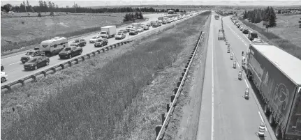  ?? AARON BESWICK • THE CHRONICLE HERALD ?? Traffic was backed up for kilometres at the main border crossing between Nova Scotia and New Brunswick on Friday.