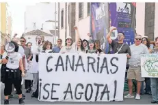  ?? FOTO: EUROPA PRESS CANARIAS/DPA ?? Mit Protesten („Die Kanaren haben genug“) und einem Hungerstre­ik forderten Demonstran­ten das Aus von zwei Bauprojekt­en.