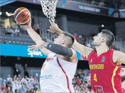  ?? FOTO: EFE ?? Willy supera a Vucevic con una acción a aro pasado. El pívot madrileño exhibió fundamento­s para jugar cerca del aro