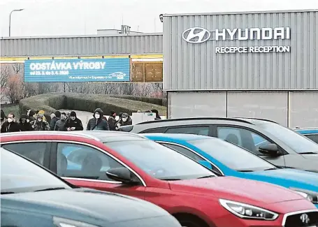  ?? FOTO ČTK ?? „Chceme podpořit autoprůmys­l.“Nošovický Hyundai v sobotu zastavil výrobu. Jeho zaměstnanc­i jsou doma se 70 procenty mzdy.