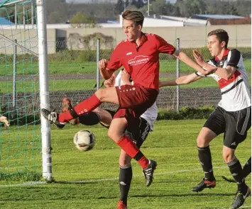  ?? Fotos: Reinhold Rummel, Hans Eberle, Josef Abt ?? Dasings Marco Ruppenstei­n (rotes Trikot) war der Mann des Spiels beim 8:7 Pokalerfol­g des TSV in Mering. Drei Tore gelangen dem Stürmer aus dem Spiel heraus, und auch im Elfmetersc­hießen blieb er cool.