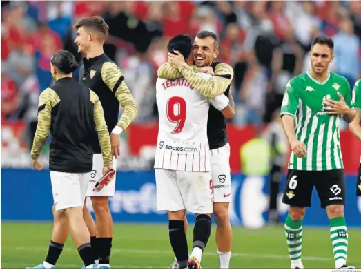  ?? ANTONIO PIZARRO ?? Tecatito y Jordán en un abrazo tras el pitido final que le daba la victoria al Sevilla.