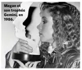  ??  ?? Megan et son trophée Gemini, en 1986.