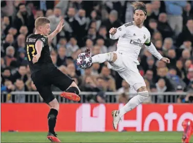  ??  ?? De Bruyne y Ramos, durante el Real Madrid-City de ida de los octavos de final de la Champions 2019-20.