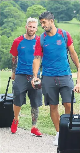  ?? FOTO: PEP MORATA ?? Messi y Suárez, tras bajar del autobús a su llegada a Saint George’s Park
