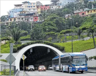  ?? STALIN DÍAZ / EXPRESO ?? Prevención. Ante una emergencia se suspende el uso de los túneles. Los articulado­s tienen una ruta alterna.