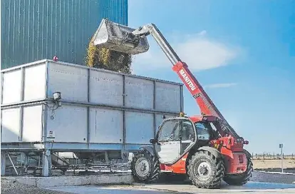  ??  ?? Energía limpia. Biowatt, una empresa de Pergamino, produce biogás partir de ensilado de maíz.