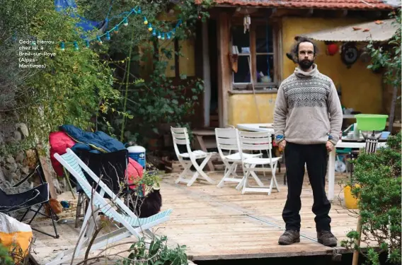  ??  ?? Cédric Herrou chez lui, à Breil-sur-Roya (AlpesMarit­imes)