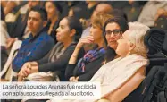  ??  ?? La señora Lourdes Arenas fue recibida con aplausos a su llegada al auditorio.