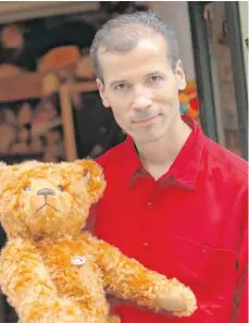  ?? FOTO: PRIVAT ?? Bruno Weber ist zwar Teddybären-Fan, gibt sie aber auch gerne wieder her.