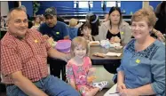  ?? Kelcey Caulder ?? Steve and Tammy Moraitakis visit their granddaugh­ter Olivia during lunch at Belwood Elementary School on Tuesday.