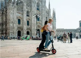  ??  ?? In due sul monopattin­o in piazza Duomo a Milano. Una scena ormai usuale: 136 incidenti in 108 giorni nella capitale lombarda