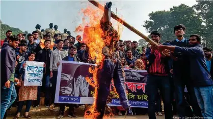  ??  ?? Protestas esta semana en Bangladés por la impunidad de la violencia sexual contra las mujeres en el país