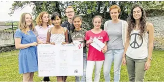  ??  ?? De beaux souvenirs pour ces jeunes français et allemands.