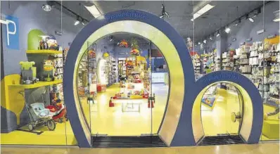  ?? El Periódico ?? La icónica doble entrada con arco de las tiendas de Imaginariu­m, una de las patentes que está en venta.