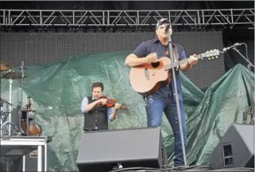  ?? PHOTOS BY JOSEPH PHELAN — JPHELAN@DIGITALFIR­STMEDIA.COM ?? Rodney Atkins at Countryfes­t.