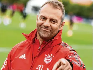 ?? Foto: Mathias Balk, dpa ?? Auch nach dem großen Triumph ist Bayern-trainer Hansi Flick auf der Suche nach Verstärkun­gen.