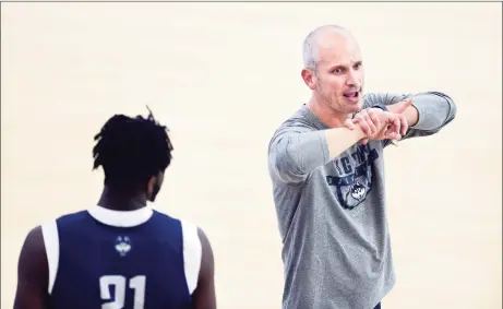  ?? Arnold Gold / Hearst Connecticu­t Media ?? UConn men's basketball coach Dan Hurley during a 2018 practice.